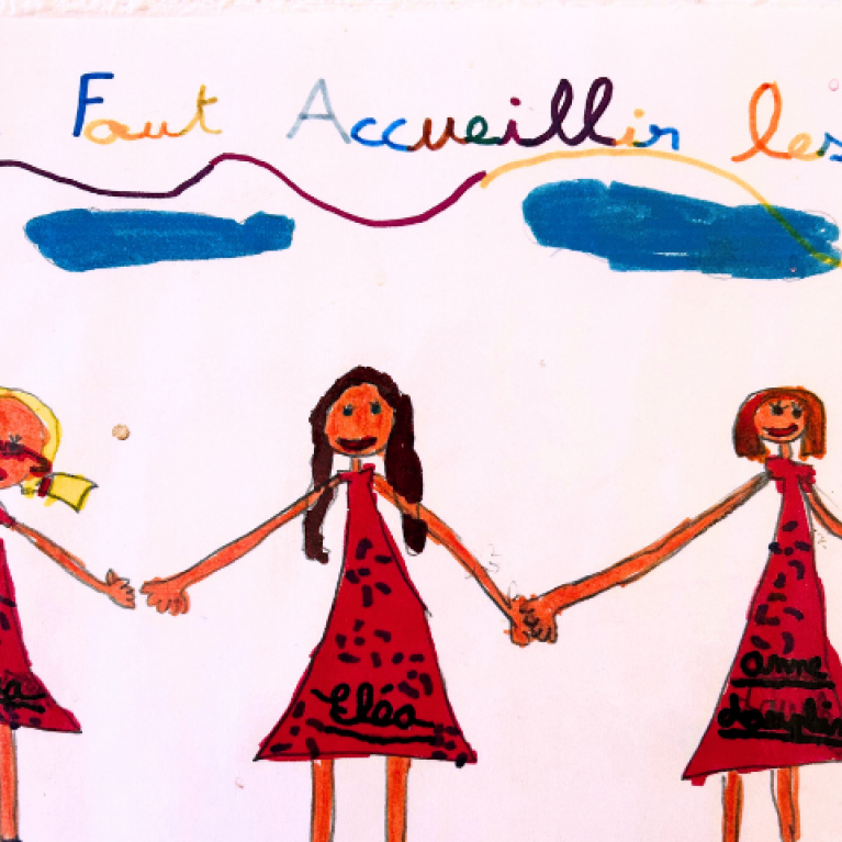 Photographie d'un dessin d'enfant indiquant "Il faut accueillir les nouveaux"