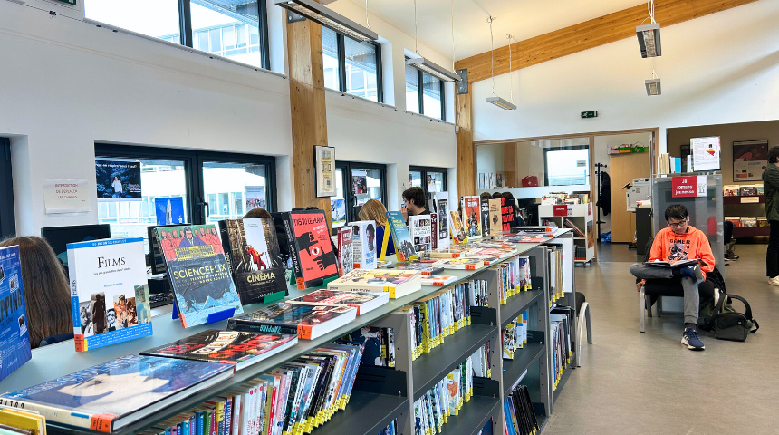 Photographie d'une bibliothèque dans un établissement