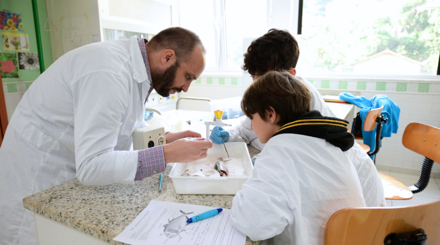 Prof et élèves au laboratoire