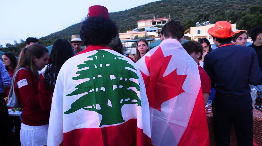 Photographie de deux élèves du réseau, l'un portant sur son dos le drapeau du Liban, l'autre du Canada.